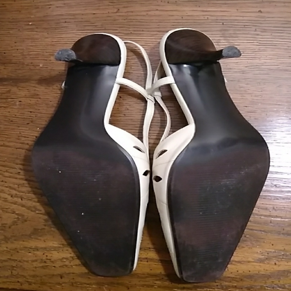 Dress Barn cream leather shoes - Picture 3 of 9